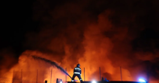 Walka z żywiołem w Rawiczu. Pożar w firmie sponsora Kolejarza