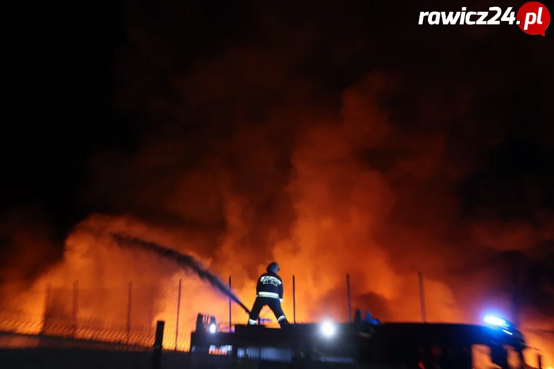 Walka z żywiołem w Rawiczu. Pożar w firmie sponsora Kolejarza
