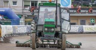 Deszcz wygrywa z czarnym sportem. Właśnie odwołali mecz