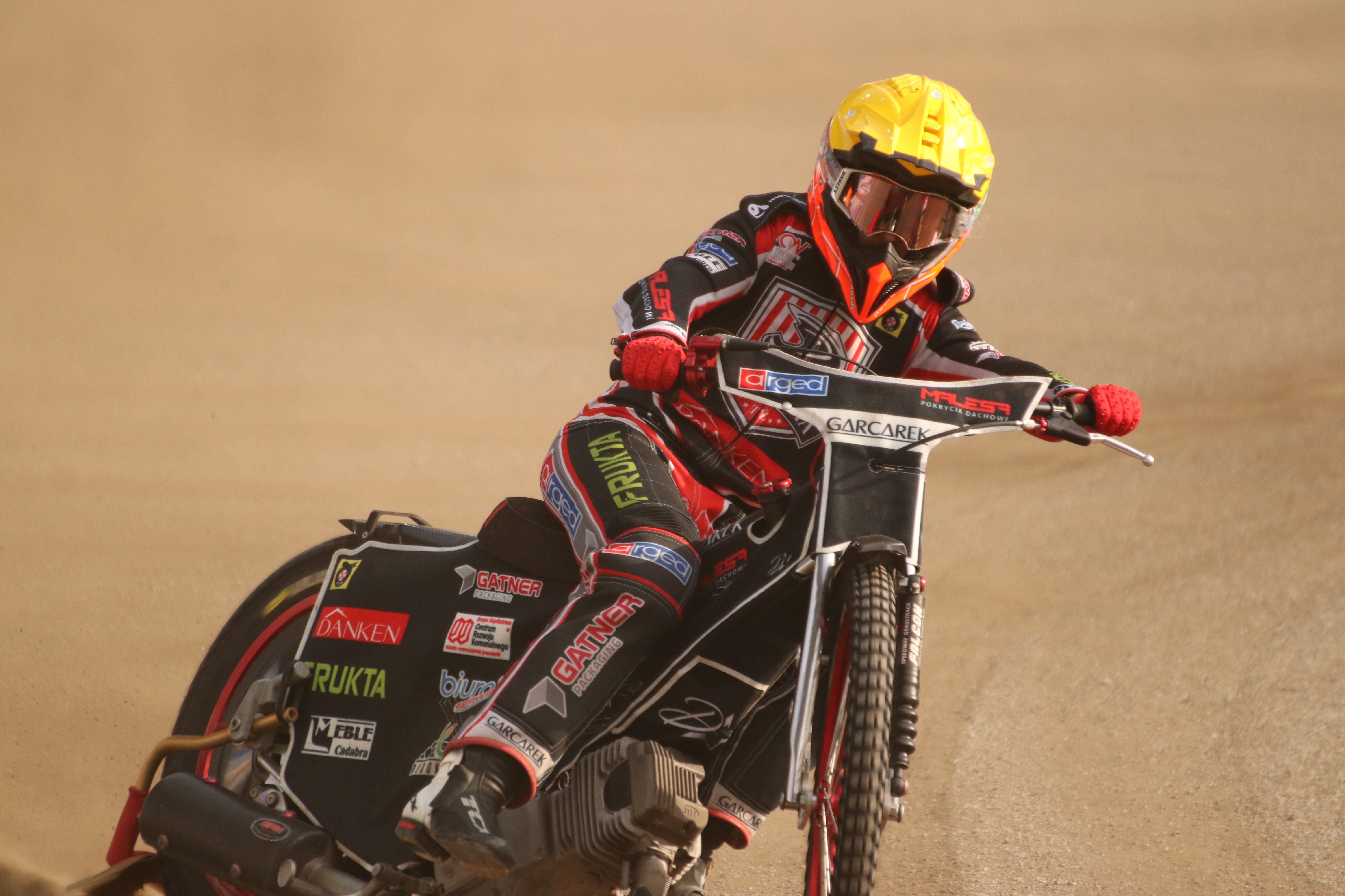 Uraz kapitana podczas treningu. Kibice dostrzegli gips