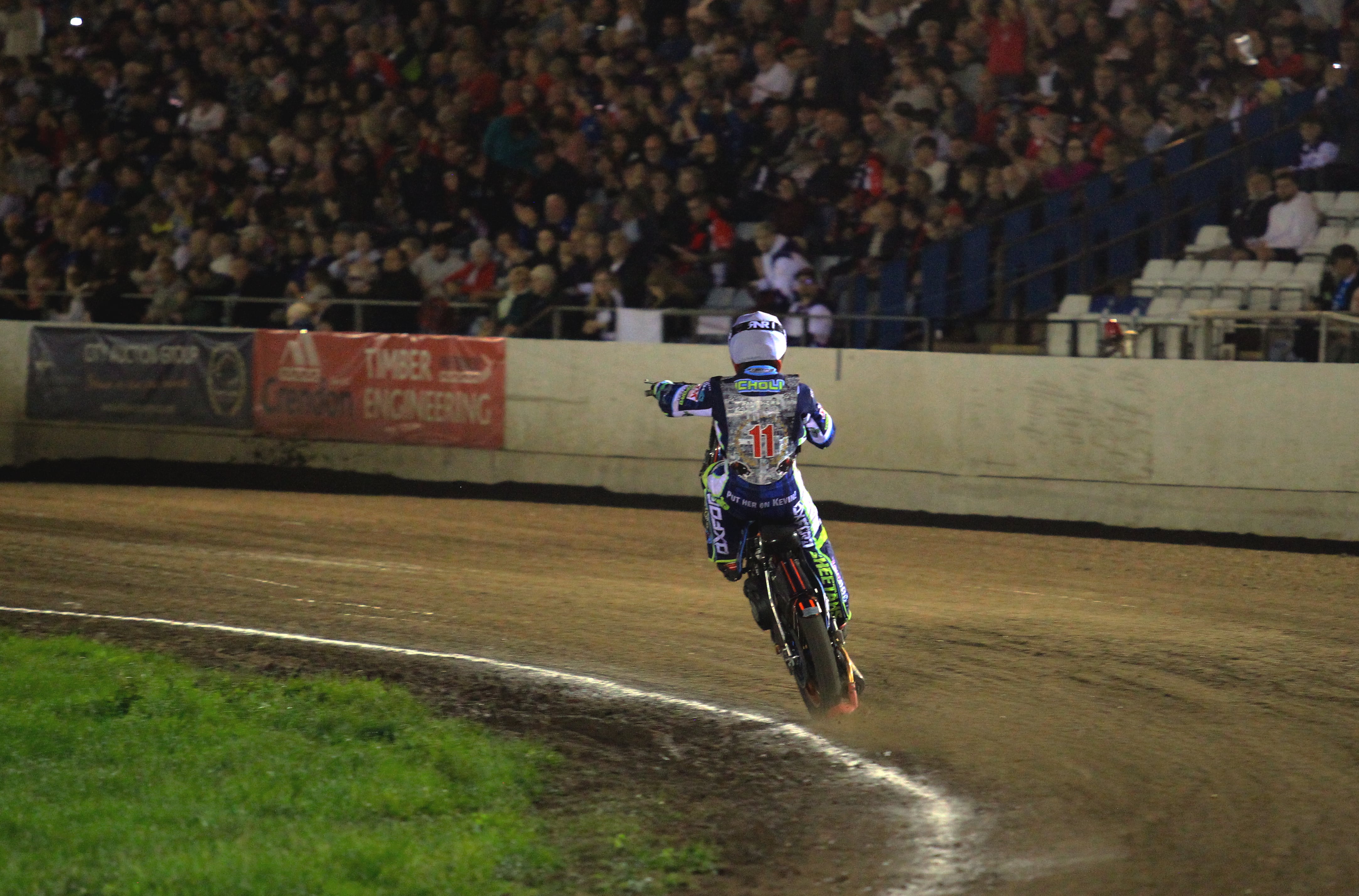 Kibice przez cały czas walczą. Stadion popada w ruinę (WIDEO)