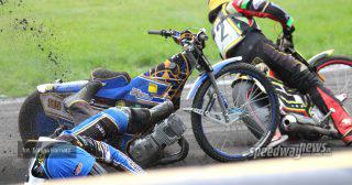 Okropny wypadek zawodnika. Z impetem wbił się w bandę (WIDEO)