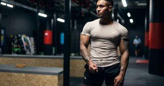 Koszulki treningowe męskie – które będą optymalne na siłownie?