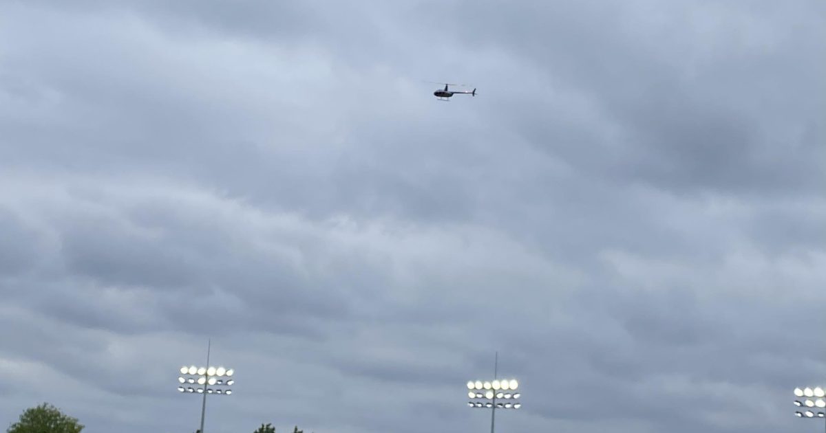 helikopter przelatywał przed czwartym biegiem nad Stadionem Miejskim fot. Jakub Fabjańczyk