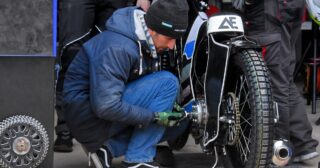 Pechowy początek faworytów. Ellis zabrany przez ambulans!