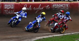 Jechali mimo deszczu. Goście wygrywają. Dobre występy Polaków