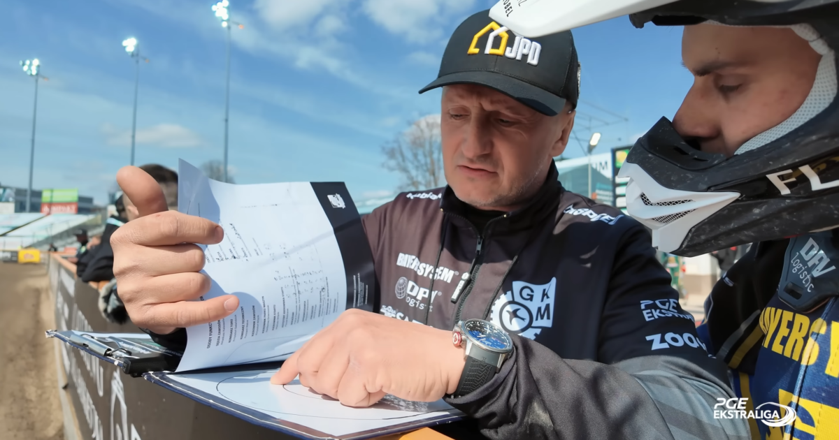 Robert Kościecha udzielający rad torowych Jakubowi Miśkowiakowi