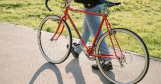Na dwóch kółkach bez przepłacania: Poradnik eksperta, jak sprawdzić i wynegocjować cenę używanego roweru.