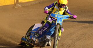 Stal w tarapatach! Podstawowy zawodnik opuszcza tor w karetce!