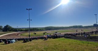 Wino i żużel, czyli witamy na pikniku we Francji. Pocztówka z Lamothe-Landerron