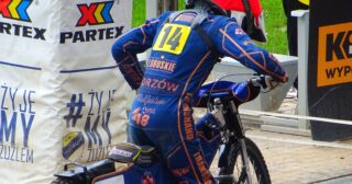 Niebezpieczny upadek w Krakowie! Zawodnik opuszcza tor w karetce