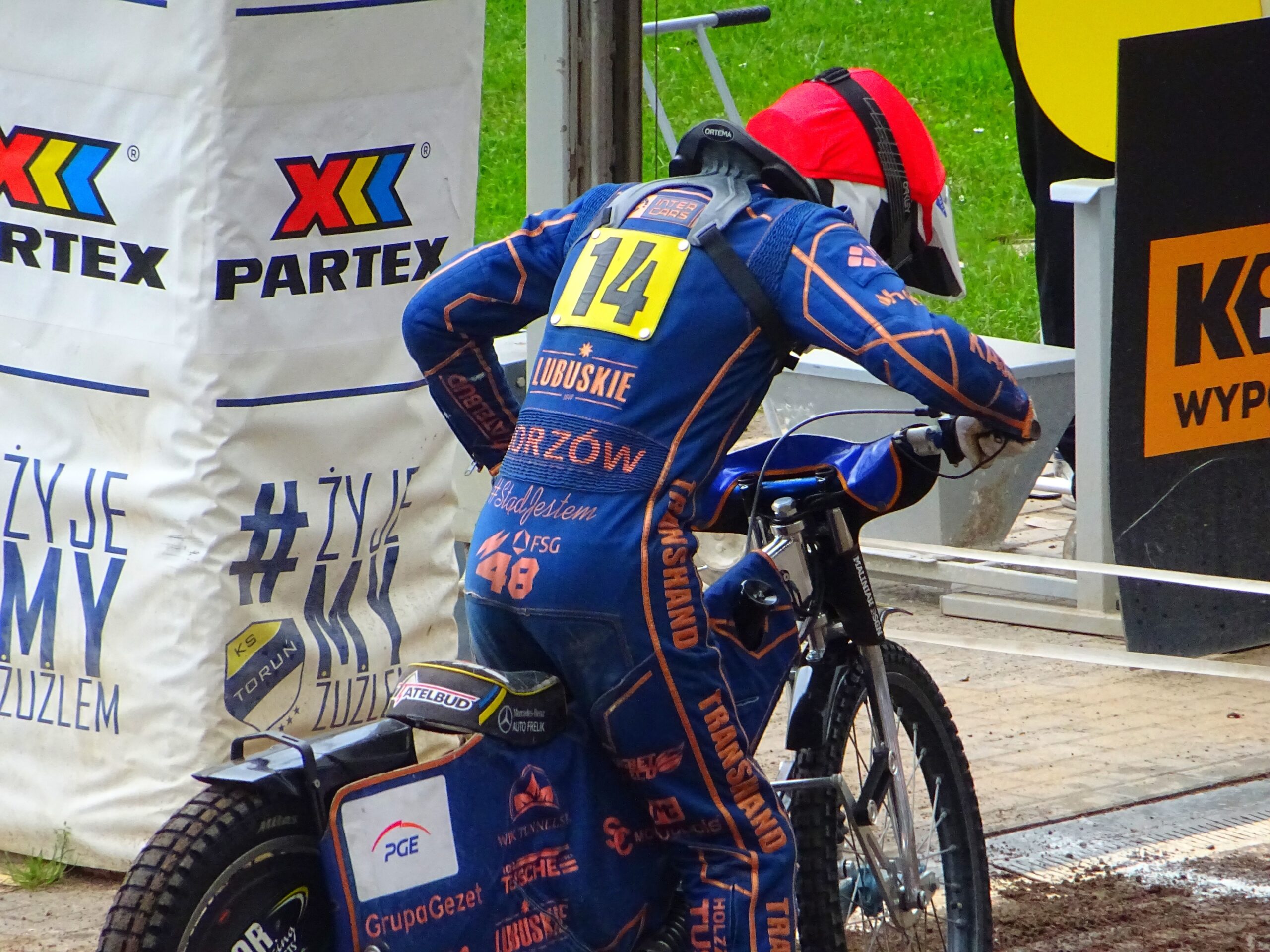 Niebezpieczny upadek w Krakowie! Zawodnik opuszcza tor w karetce