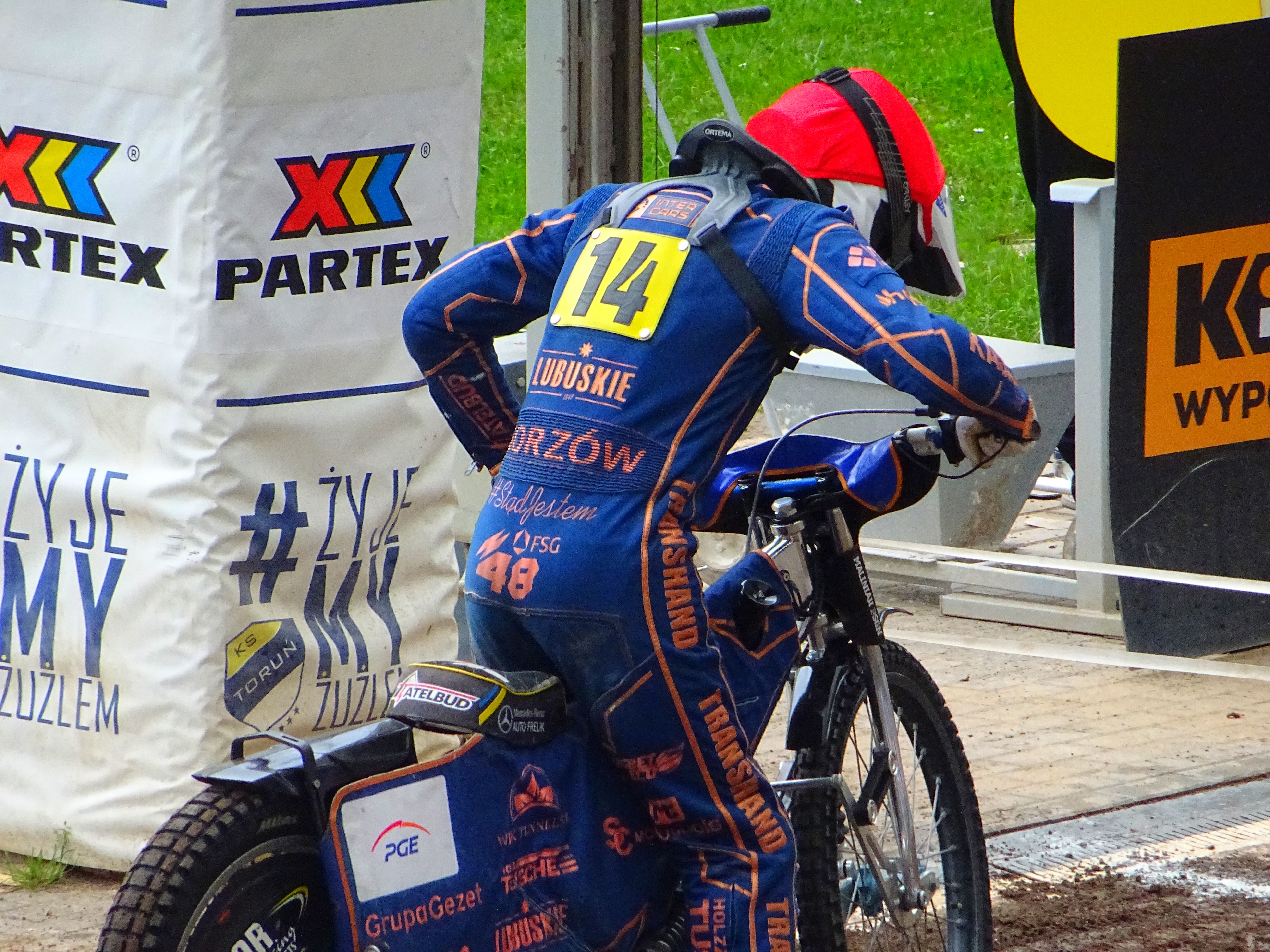 Niebezpieczny upadek w Krakowie! Zawodnik opuszcza tor w karetce