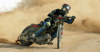 Debiutował w wieku 30 lat. Wcześniej rodak przetarł mu szlak