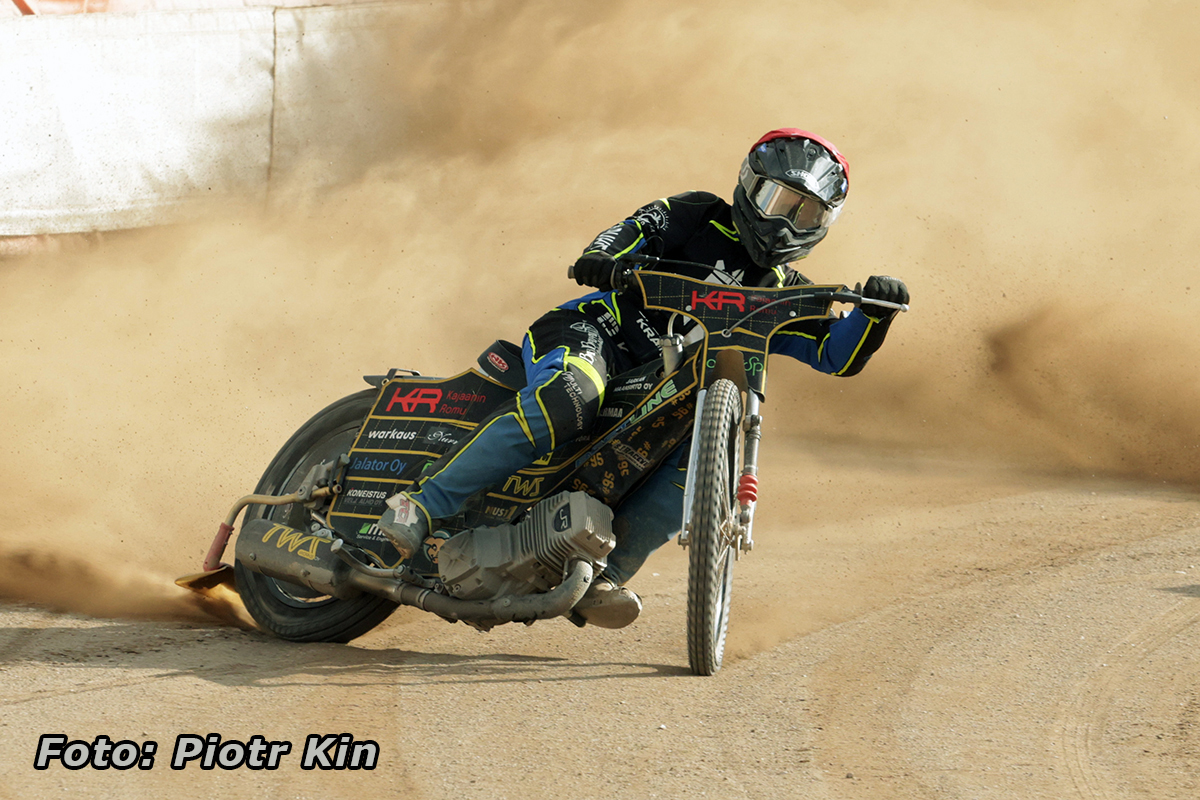 Debiutował w wieku 30 lat. Wcześniej rodak przetarł mu szlak