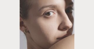 Letnia pielęgnacja minimalistyczna – co wystarczy, by skóra była spokojna i promienna?