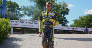 Za słabi na awans, za mocni na spadek. Inwestują więc w przyszłość