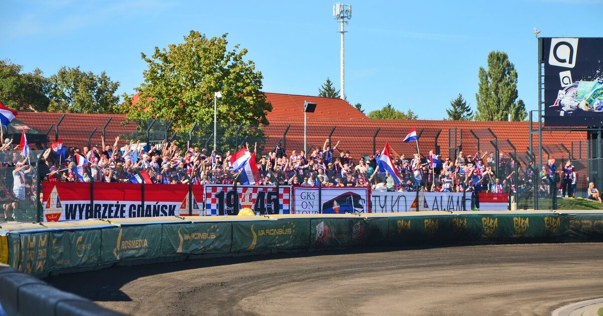 Ich kibiców czekają godziny podróży. Sprawdziliśmy odległości między ośrodkami