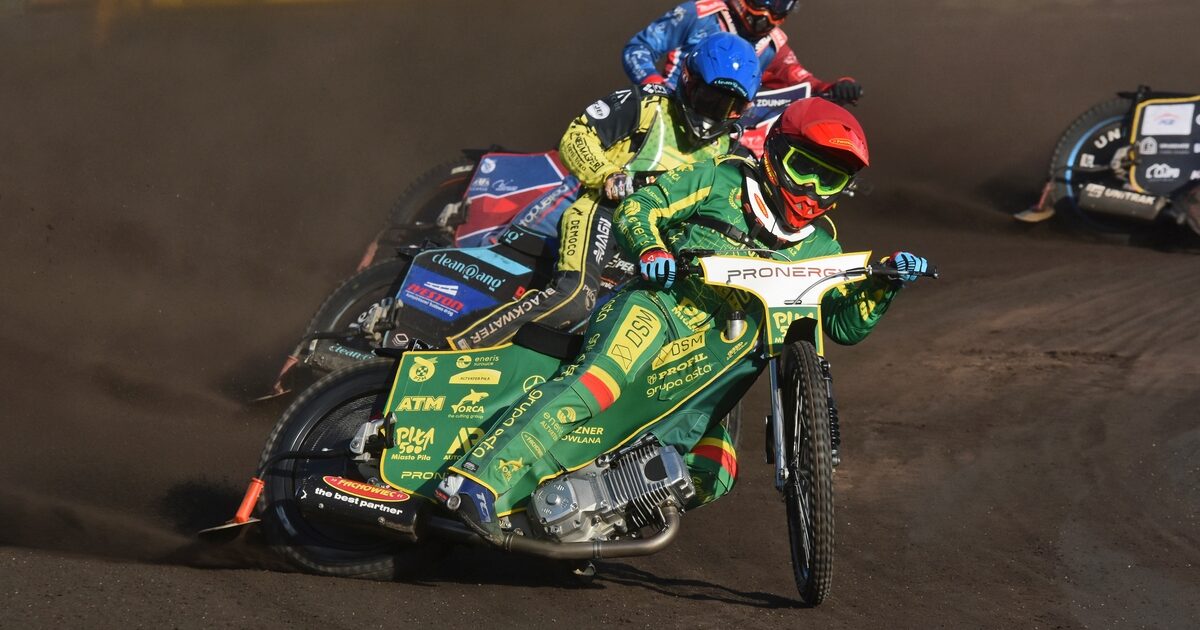 Jeżdżący trener poprowadził drużynę do awansu