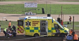 Dobiegł do mety i zabrał go ambulans. Pechowy upadek żużlowca