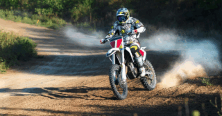 Motogonki 2025: Elektryfikacja, AI i Nowe Technologie w MotoSport | Trendy Wyścigów