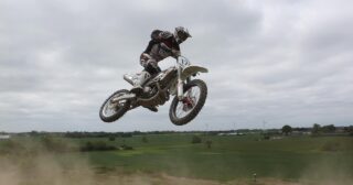 Zbroja na crossa: jak wybrać buzer, który realnie chroni na torze i w terenie