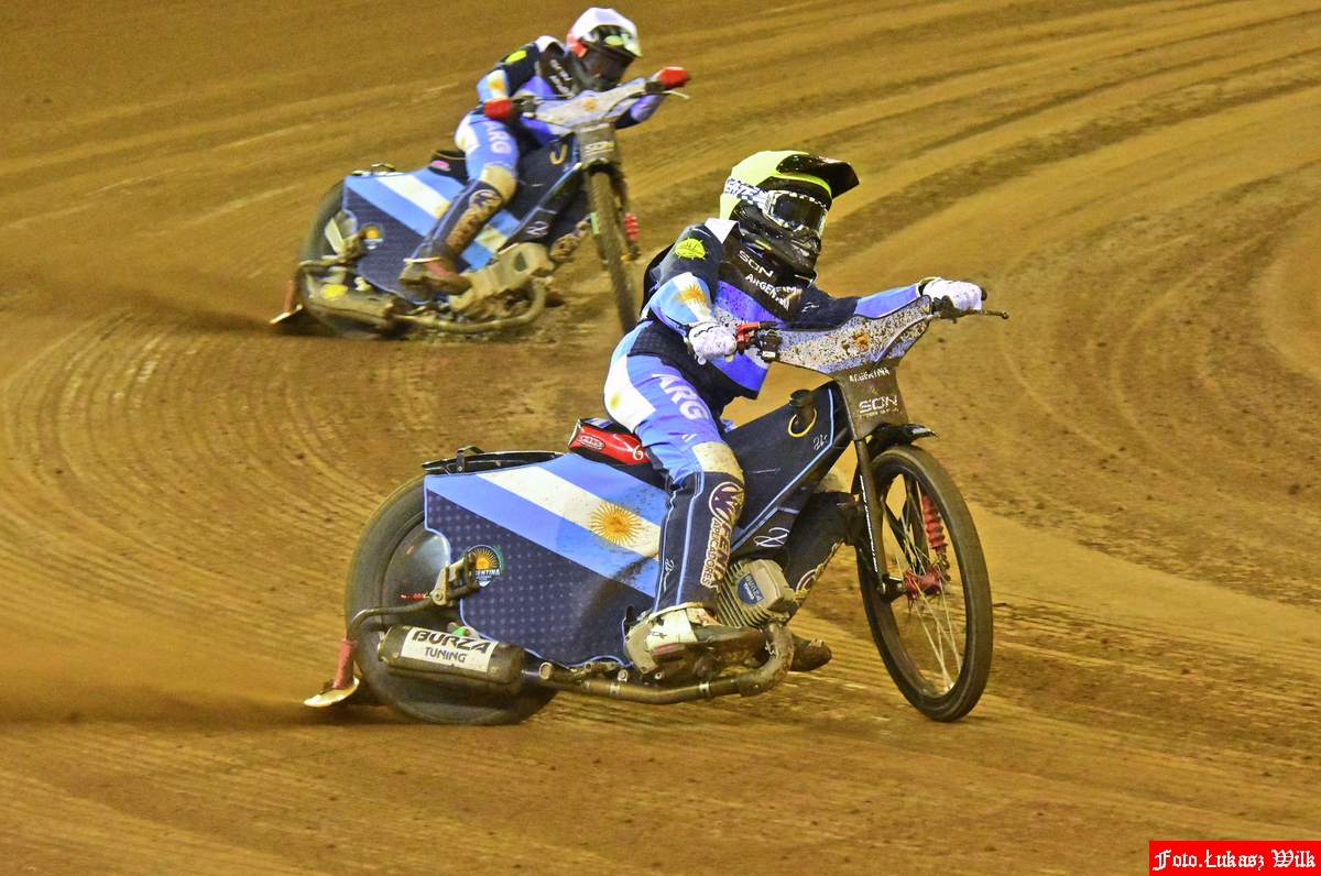 Fenomenalna inaugracja. Nie stracił żadnego punktu. Groźny upadek w tle