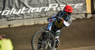 Czy żużlowcy skręcają tylko w lewo? Obalamy najpopularniejsze mity o żużlu