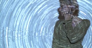 Szybkie tempo świata: dlaczego kultura 'instant’ zmieniła sposób, w jaki odbieramy informacje?