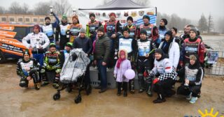 Pojechali w szczytnym celu. Zawodnik Polonii na podium