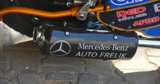 Zdobywał laury w innych sportach motorowych, teraz stawia na żużel. Właśnie podpisał pierwszy kontrakt