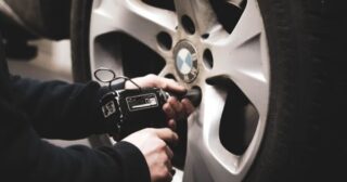 Dlaczego przyczepność decyduje o wyniku? Co kierowca auta może podpatrzyć z żużla