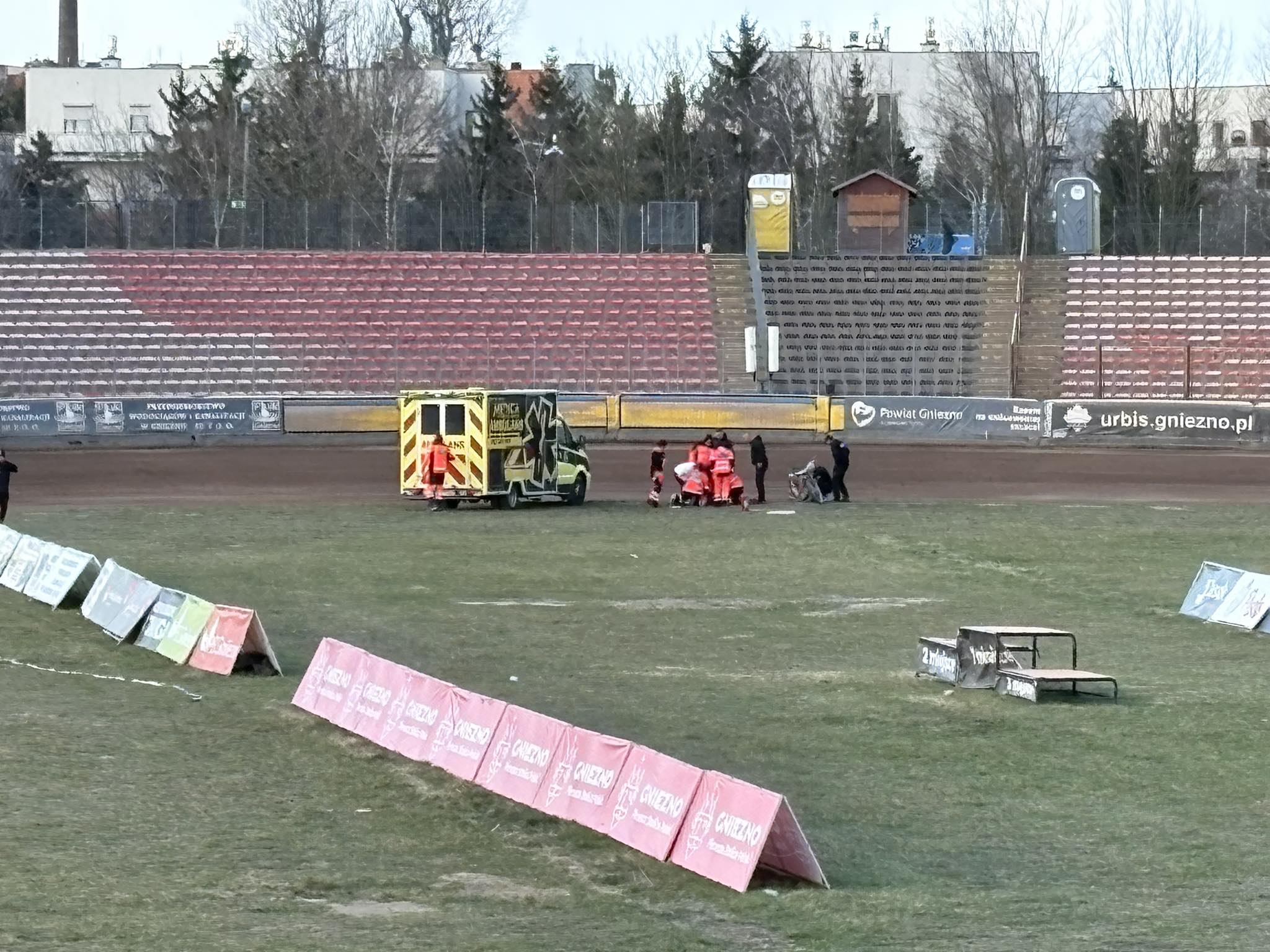 Karetka na torze w Gnieźnie! Koniec zawodów dla żużlowca