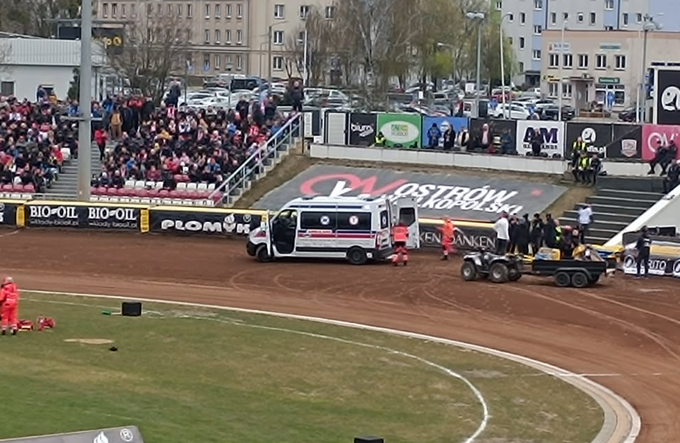 Koszmarny karambol w Ostrowie. Junior wyszedł z karetki