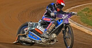 Pogrom w deszczowej aurze. Lider GKM-u nie dokończył meczu