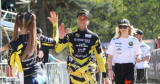 Douglas zachwyca, ale Holder już nie. Nierówny występ Australijczyka