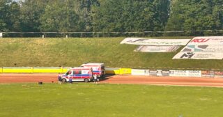 Fatalny karambol w Świętochłowicach! Żużlowiec Wybrzeża w karetce