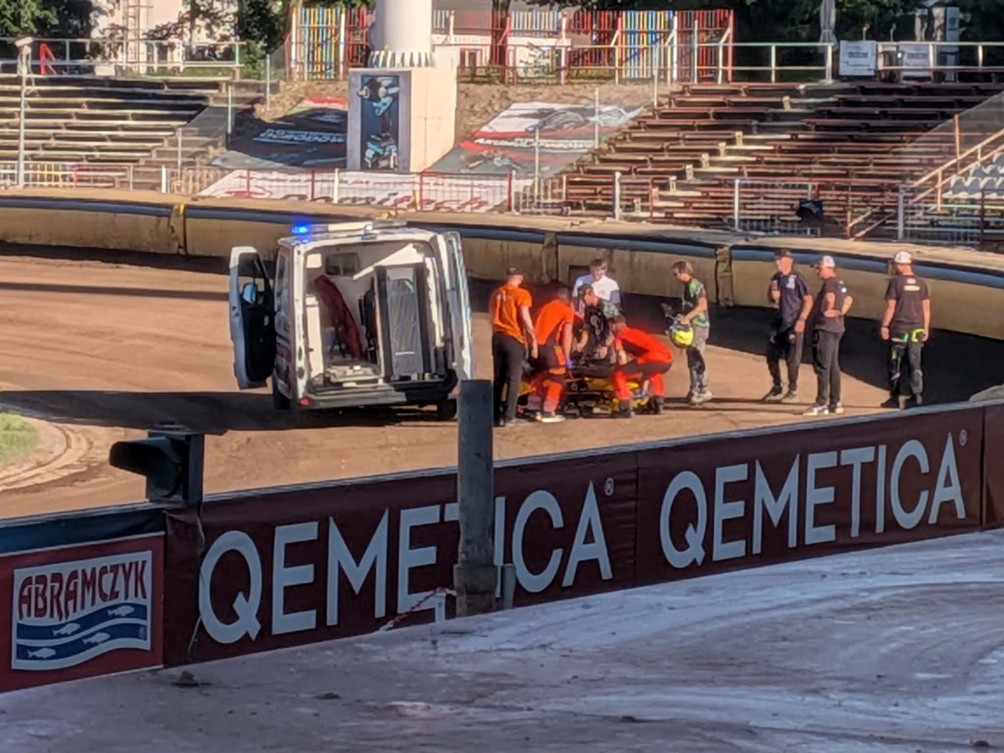 Pech młodzieżowca! Opuścił tor w karetce