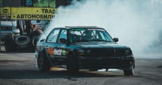 Czy pasja do motosportu może pomóc w karierze zawodowej? Sprawdź najlepsze kierunki pracy