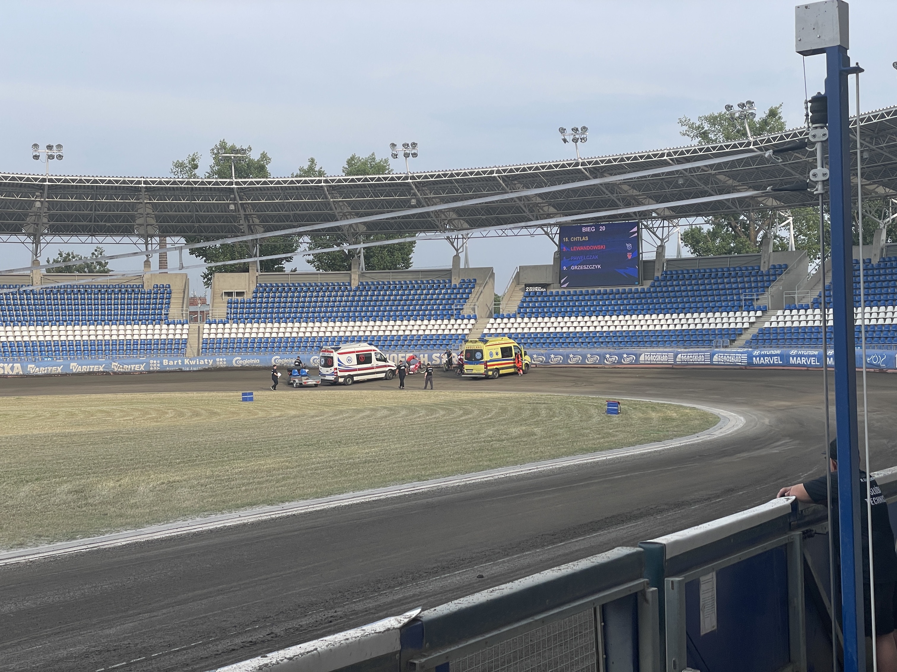 Dramatyczny finał łódzkiej rundy. Motocykl wybił się w powietrze!