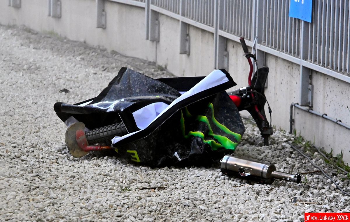 Nagle z jego motocykla wybuchły płomienie! Szalone sceny w półfinale