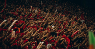 Od stadionu do smartfona – jak zmienia się kibicowanie?