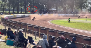 Groźnie to wyglądało. Motocykl wyleciał za bandę (WIDEO)