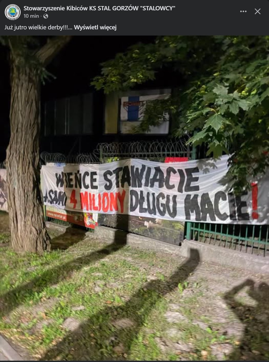 Odwet kibiców Stali za wieniec pogrzebowy! „Wieńce stawiacie, a sami 4 miliony długu macie!”