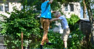 Jak wybrać trampolinę ogrodową – na co zwrócić uwagę?