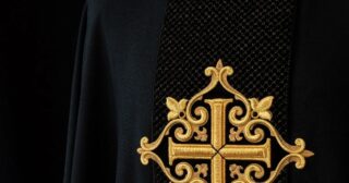 Ornaty z Wizerunkami Świętych: Patronowie w Liturgicznej Szacie