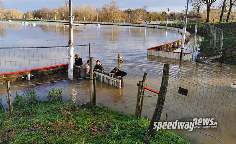 Piątek trzynastego we Francji. Stadiony toną pod wodą (foto)