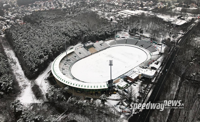 Polskie stadiony żużlowe w białej scenerii (foto)
